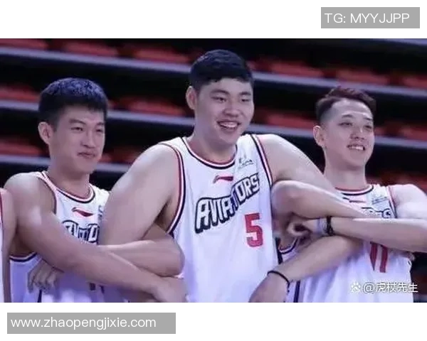 深圳篮球队在邀请赛中的灵活性表现与战术调整分析