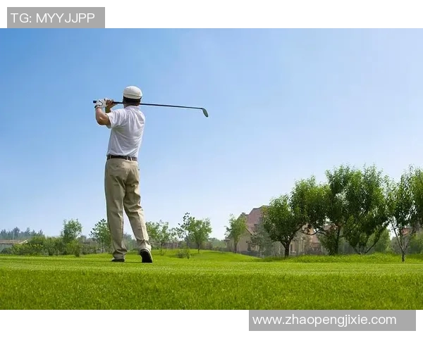 英国足球明星挥杆挑战高尔夫赛场展现运动魅力与风采